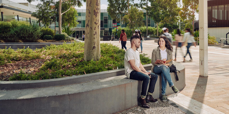 https://www.deakin.edu.au/__data/assets/image/0003/2544492/29276_950x475_students_at_burwood.jpg