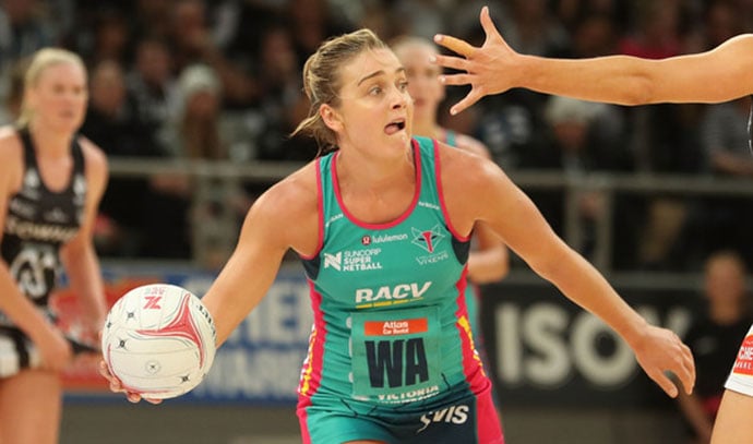 Image of Liz Watson playing Netball