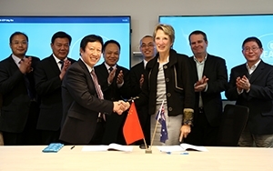 Front row: Mr Liu Chengmu, Chairman of Dongwo Co Ltd; Prof Lee Astheimer, Deputy Vice-Chancellor (Research);

Back row: Mr Pan Yubin, Director of Laiwu Science & Technology Bureau; Mr Gao Yongsheng, Laiwu Laicheng District Governor; Prof Jian Xigao, Te