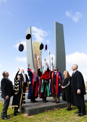 City of Griffith Mayor John Dal Broi, Deakin Vice-Chancellor Professor Jane den Hollander, Giffith City Council General Manager Brett Stonestreet, Professor Trevor Day, Professor Guy Littlefair, Associate Professor John Hornbuckle, Riverina Institute of TA