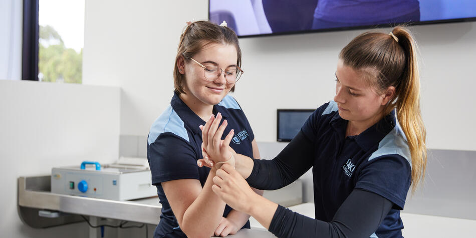 https://www.deakin.edu.au/__data/assets/image/0003/644718/38076_950x475_occupational-therapy.jpg