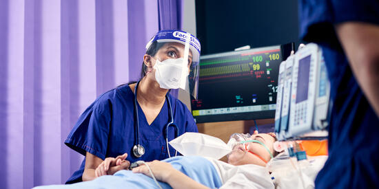 https://www.deakin.edu.au/__data/assets/image/0004/2695135/35277_550x275_emergency-nursingx.jpg
