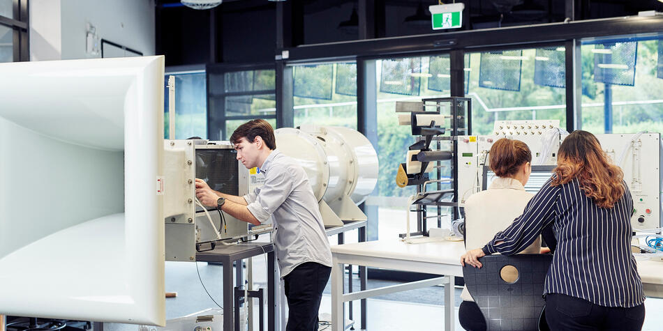 https://www.deakin.edu.au/__data/assets/image/0004/2775703/27012_Deakin-Engineering-Waurn-Ponds_Finals_Simon-Shiff_0-53.jpg