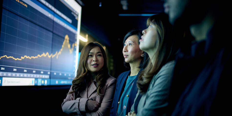 https://www.deakin.edu.au/__data/assets/image/0004/2889472/39465_950x475_Deakin-Business_trading_room.jpg