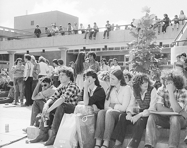 https://www.deakin.edu.au/__data/assets/image/0005/2254028/history_oweek_1980_2.jpg