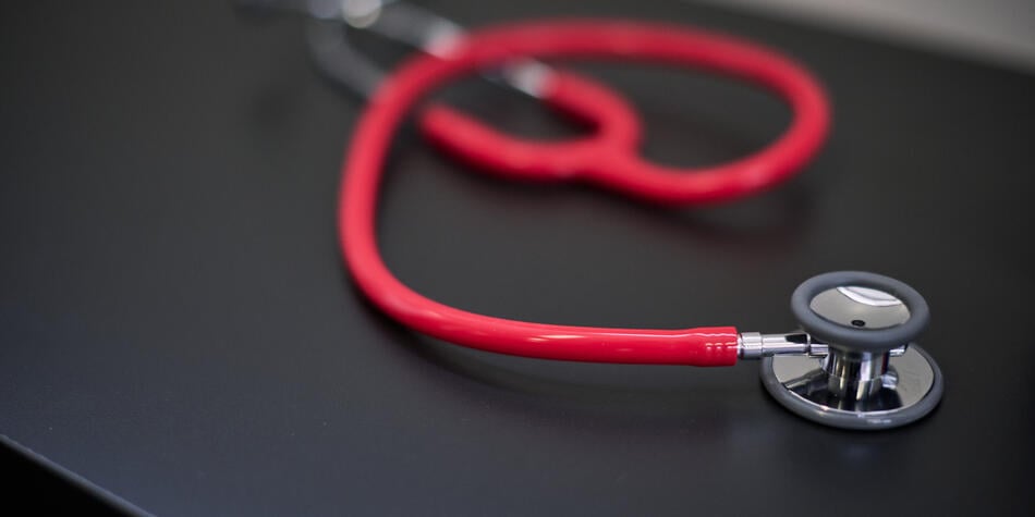 https://www.deakin.edu.au/__data/assets/image/0005/2767757/34214_950x475_stethescope-banner.jpg
