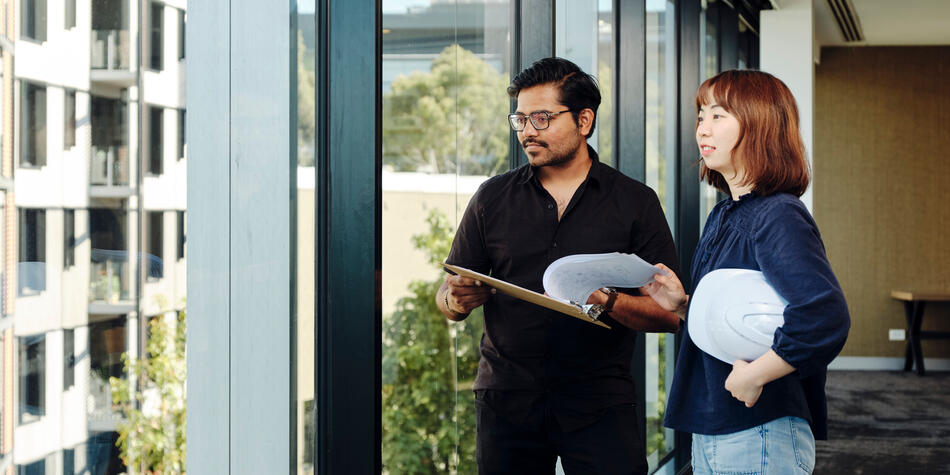 https://www.deakin.edu.au/__data/assets/image/0005/2771915/40199_950x475-students-hard-hat.jpg
