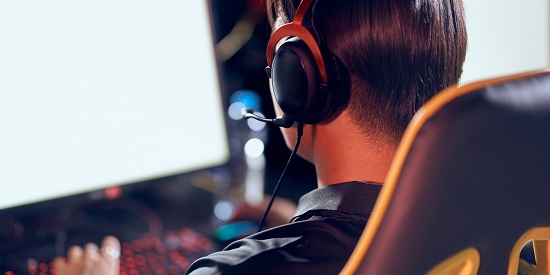 Young men navigating the anxieties and pressures of online spaces