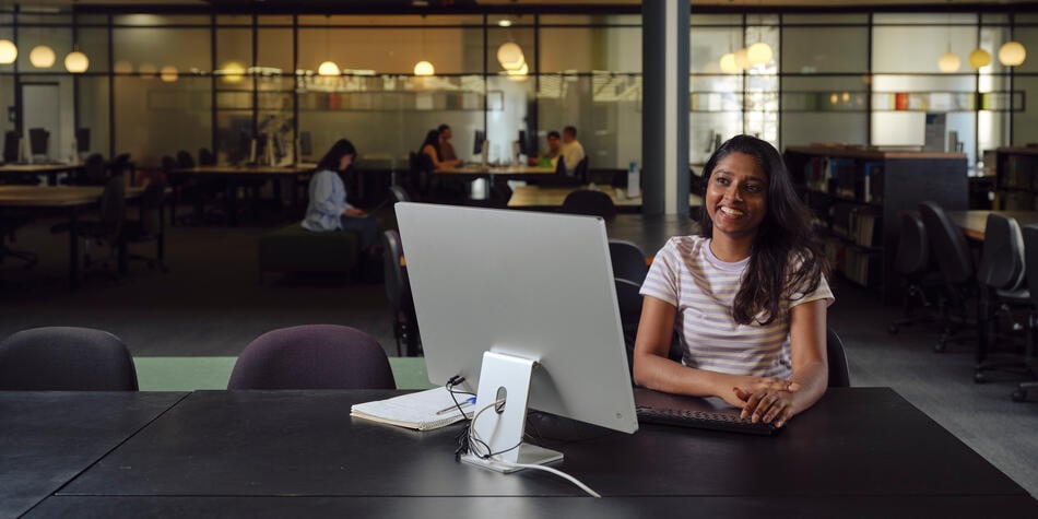 https://www.deakin.edu.au/__data/assets/image/0005/2913377/44936_950x475_deakin_student.jpg