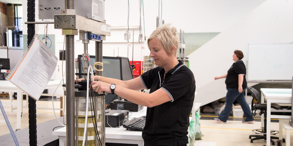 https://www.deakin.edu.au/__data/assets/image/0006/2781177/17972_170256-eng-techs-045.jpg