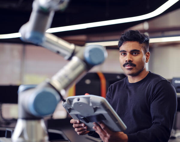 https://www.deakin.edu.au/__data/assets/image/0006/2784822/36694_Deakin-SEBE-IT-Burwood_Finals_SimonShiff_0-51.jpg