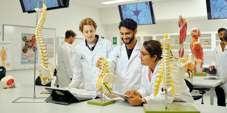 https://www.deakin.edu.au/__data/assets/image/0006/2872869/37682_950x475_Medicine.jpg