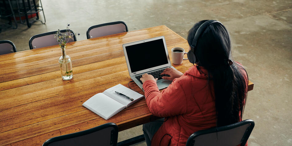 https://www.deakin.edu.au/__data/assets/image/0006/2908185/28869_Deakin-Personalisation-Starward3891.jpg