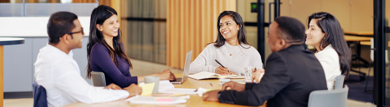 https://www.deakin.edu.au/__data/assets/image/0006/2911767/37351_1600x440_people-in-corporat-setting.jpg