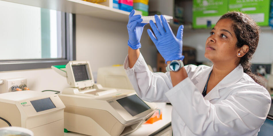 https://www.deakin.edu.au/__data/assets/image/0006/2916942/46596_950x475_medical-researcher.jpg