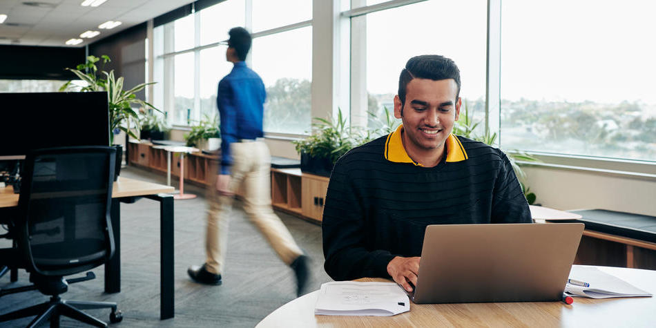 https://www.deakin.edu.au/__data/assets/image/0007/2386204/27141_950x475_IT-services-and-strategy.jpg