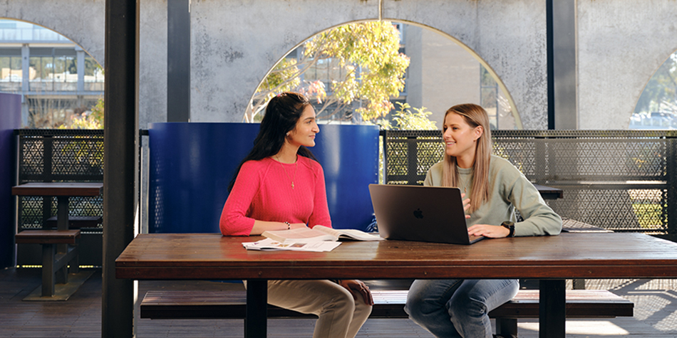 https://www.deakin.edu.au/__data/assets/image/0007/2545144/36838_950x475_deakin_scholarship_students.jpg