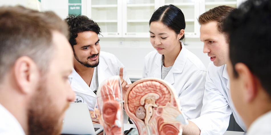 https://www.deakin.edu.au/__data/assets/image/0007/2766463/19761_950x475_Medicine-facilities-banner.jpg