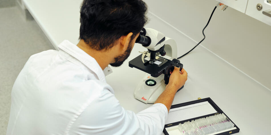 https://www.deakin.edu.au/__data/assets/image/0007/2767759/37638_950x475_microscope-banner.jpg