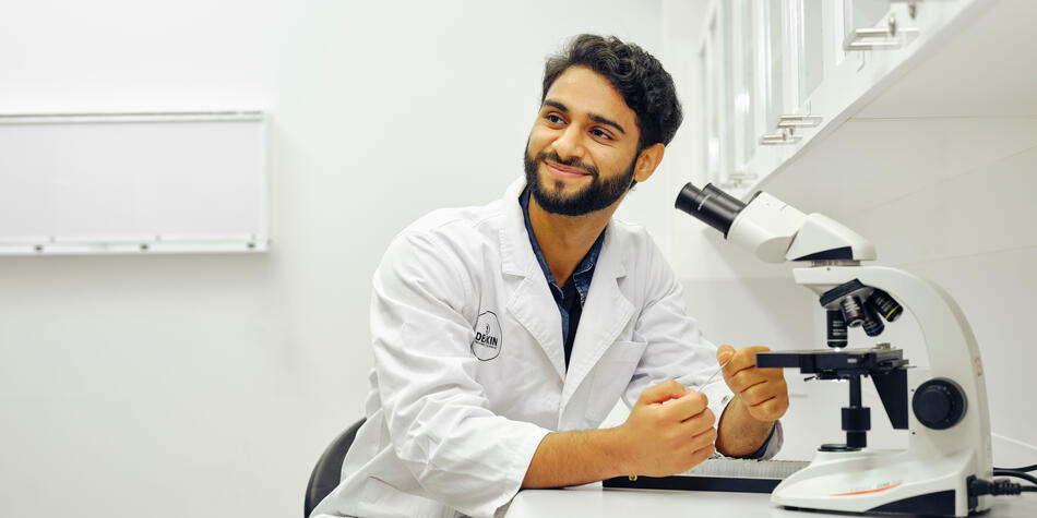 https://www.deakin.edu.au/__data/assets/image/0007/2830426/37639_medical-researcher_950x475.jpg