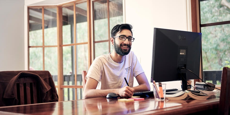 https://www.deakin.edu.au/__data/assets/image/0007/2842486/30972_950x475_male_student_at_home.jpg