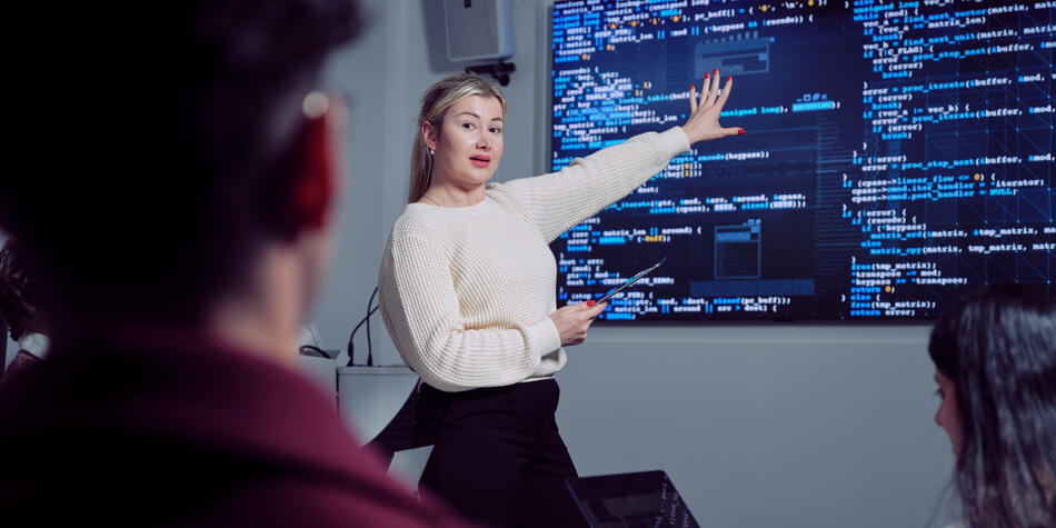 https://www.deakin.edu.au/__data/assets/image/0007/2921506/43736_950x475_data_analysis.jpg