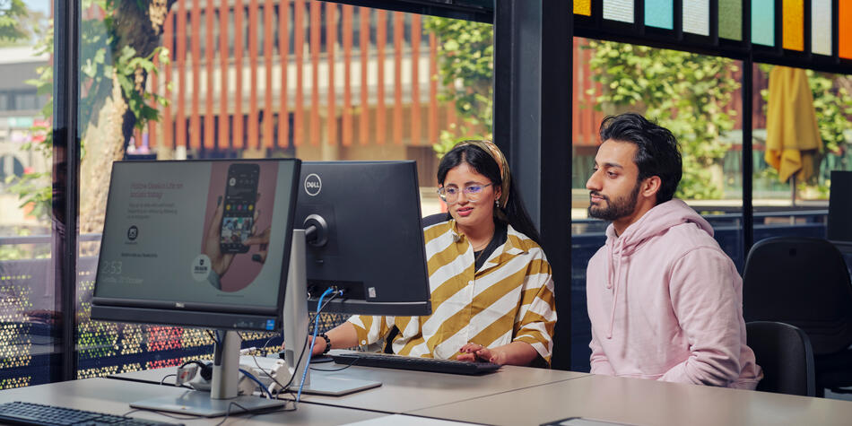 https://www.deakin.edu.au/__data/assets/image/0007/2921776/44850_950x475_two-students-at-computer.jpg