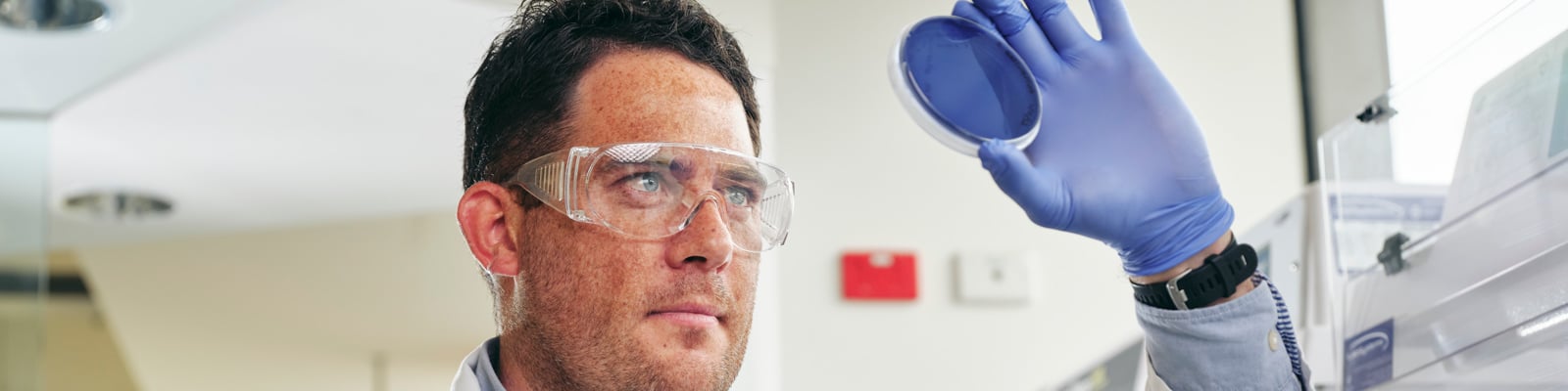 https://www.deakin.edu.au/__data/assets/image/0007/551770/35697_bachelor-biomedical-science_Hero.jpg