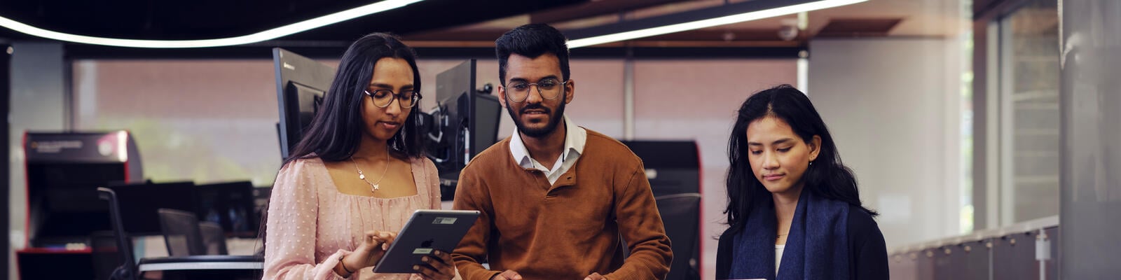 https://www.deakin.edu.au/__data/assets/image/0008/1906280/36666_bachelor-artificial-intelligence_hero.jpg