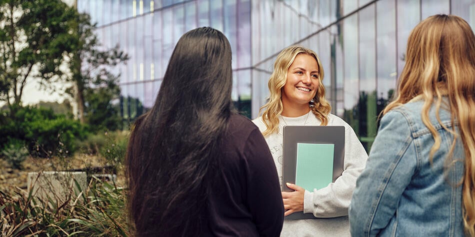 https://www.deakin.edu.au/__data/assets/image/0008/2586707/36998_950x475_deakin_scholarship_students.jpg
