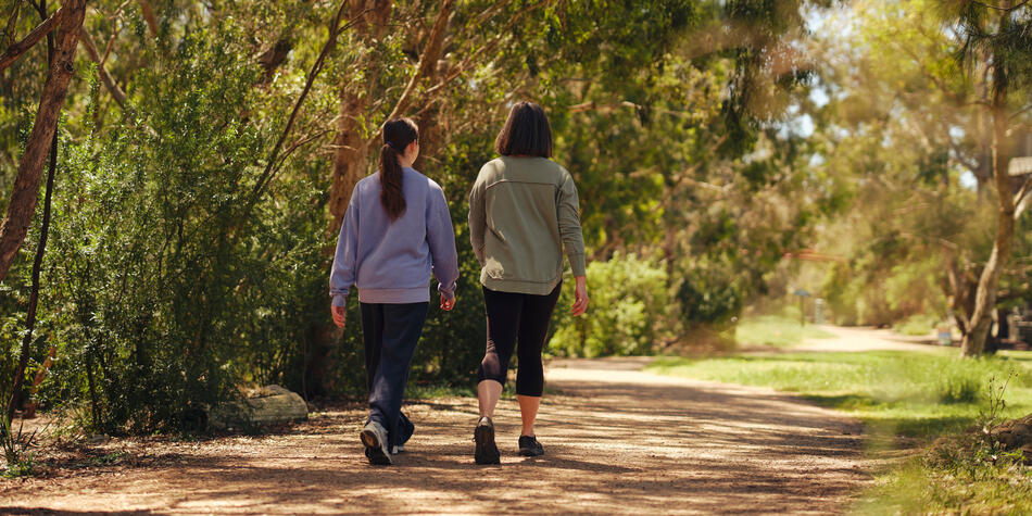 https://www.deakin.edu.au/__data/assets/image/0008/2891150/45453_950x475_people-walking-outdoors.jpg