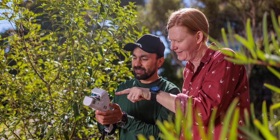 https://www.deakin.edu.au/__data/assets/image/0008/2918186/46571_950x475_researchersinthefield_banner.jpg