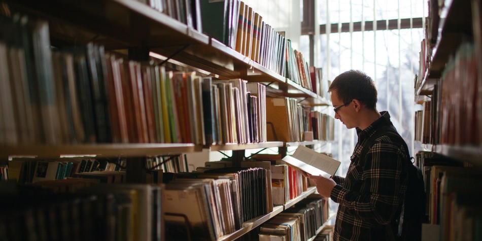 https://www.deakin.edu.au/__data/assets/image/0009/2381283/9467_950x475_philosophy_student.jpg