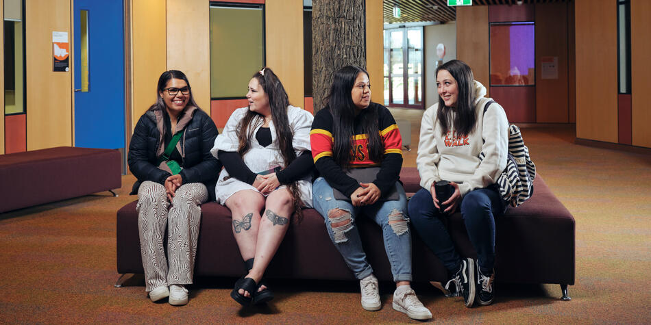 https://www.deakin.edu.au/__data/assets/image/0009/2570778/34671_950x475_Indigenous-students-study.jpg