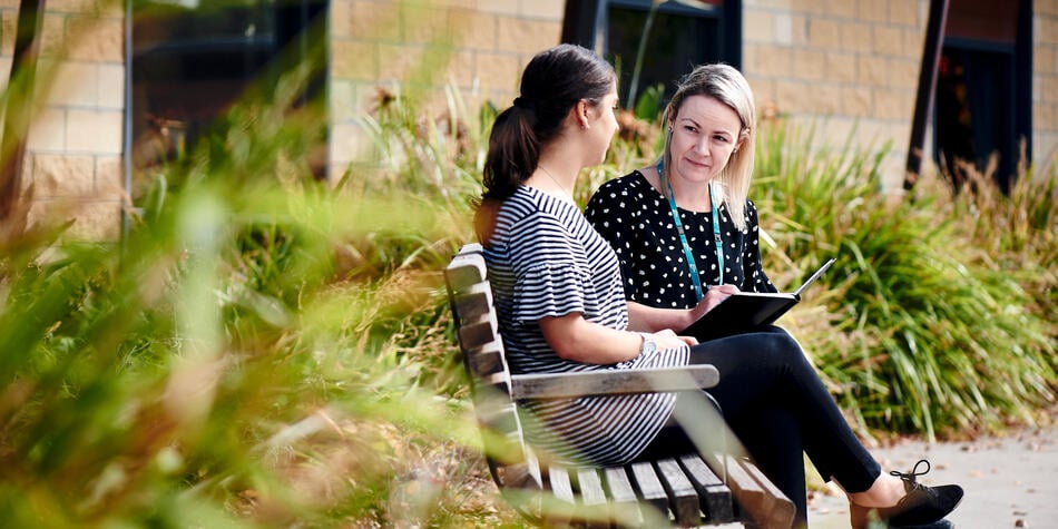 https://www.deakin.edu.au/__data/assets/image/0009/2768544/21005_950x475_Social-workers-in-a-garden-banner.jpg