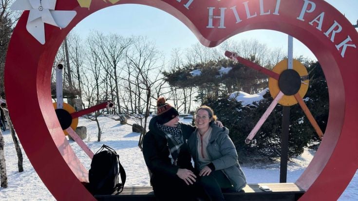 Belinda in front of a heart at the Welli Hilli Park