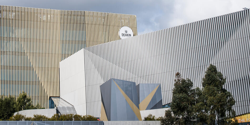 https://www.deakin.edu.au/__data/assets/image/0009/2913498/25989-950x475-deakin-burwood.jpg