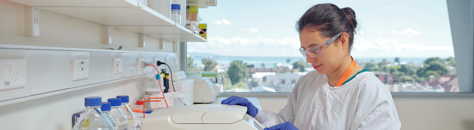 https://www.deakin.edu.au/__data/assets/image/0009/2915280/45712_1600x440_health-researcher-in-lab.jpg