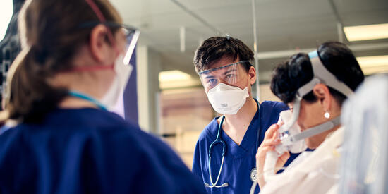 https://www.deakin.edu.au/__data/assets/image/0010/2695141/35285_550x275_intensive-care-nursing.jpg