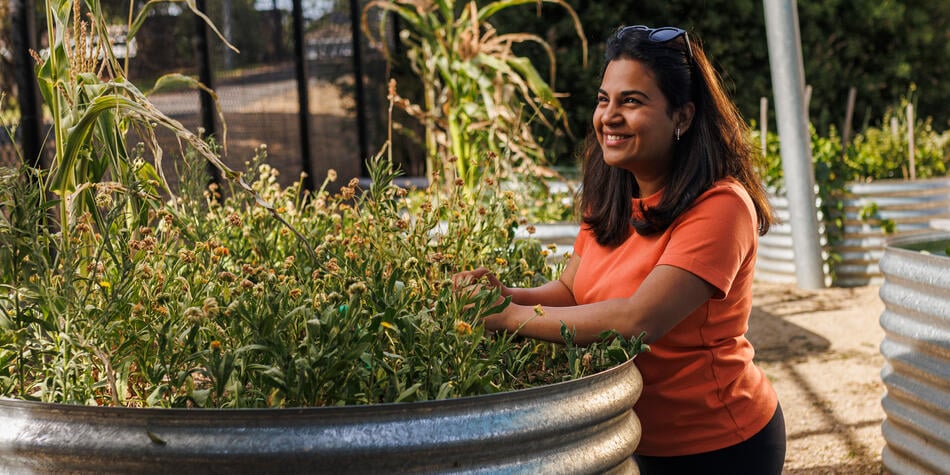 https://www.deakin.edu.au/__data/assets/image/0010/2765053/37467_950x475_Banner_student_in_community_garden.jpg