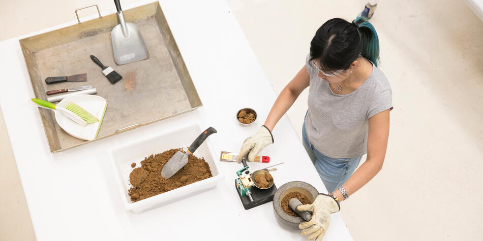 https://www.deakin.edu.au/__data/assets/image/0010/2775799/20562_DKN_WP_FACULTY1055_fullres.jpg