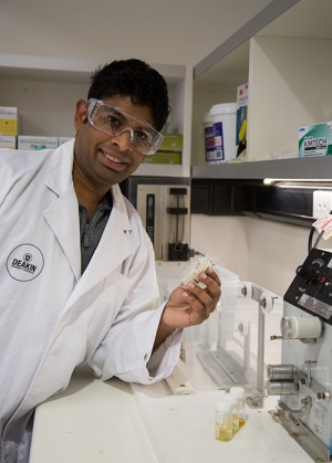 Rasike de Silva examines fibres extracted using the ionic liquid