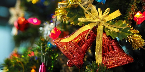 Deck shops with boughs of holly and shoppers forgive bad service: Deakin research 