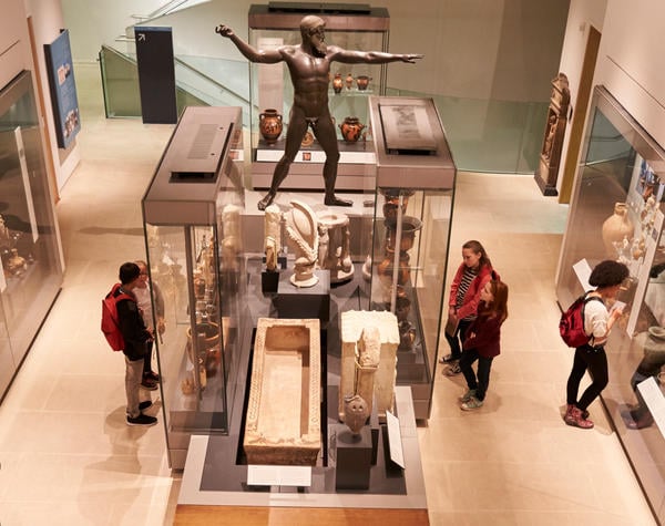 https://www.deakin.edu.au/__data/assets/image/0011/2323793/29081_600x475.jpeg