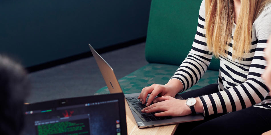https://www.deakin.edu.au/__data/assets/image/0011/2384093/24739_950x475_games-and-application-development.jpg