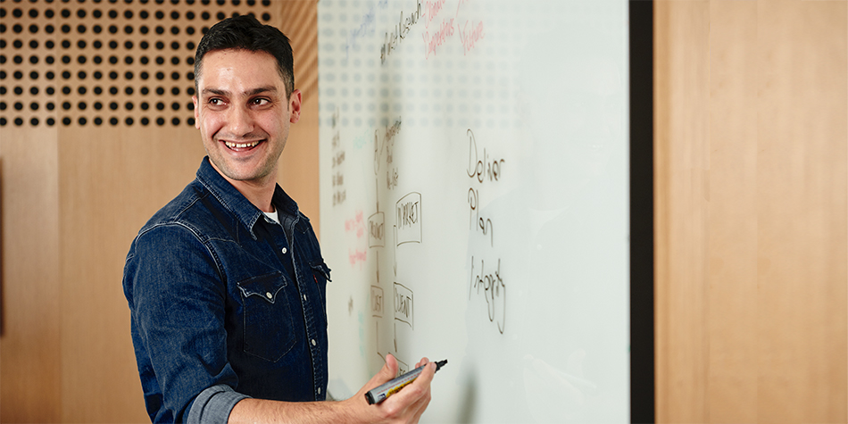 https://www.deakin.edu.au/__data/assets/image/0011/2385560/23640_950x475_.jpg