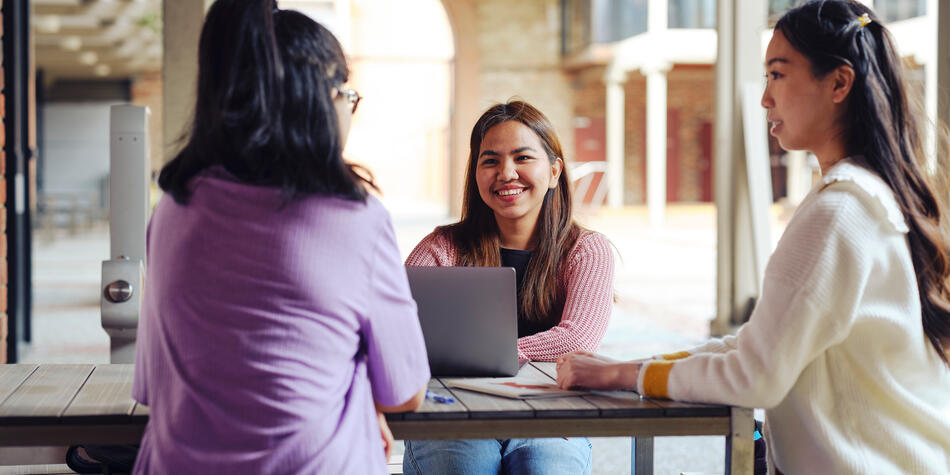 https://www.deakin.edu.au/__data/assets/image/0011/2699633/40047_study_banner_950x475.jpg