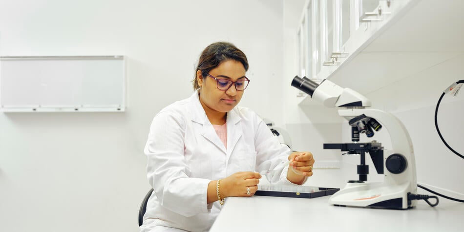 https://www.deakin.edu.au/__data/assets/image/0011/2764712/37640_950x475_Researcher-with-microscope-banner.jpg