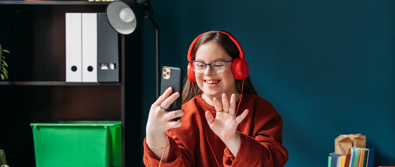 https://www.deakin.edu.au/__data/assets/image/0011/2766926/33929_950x475.jpg