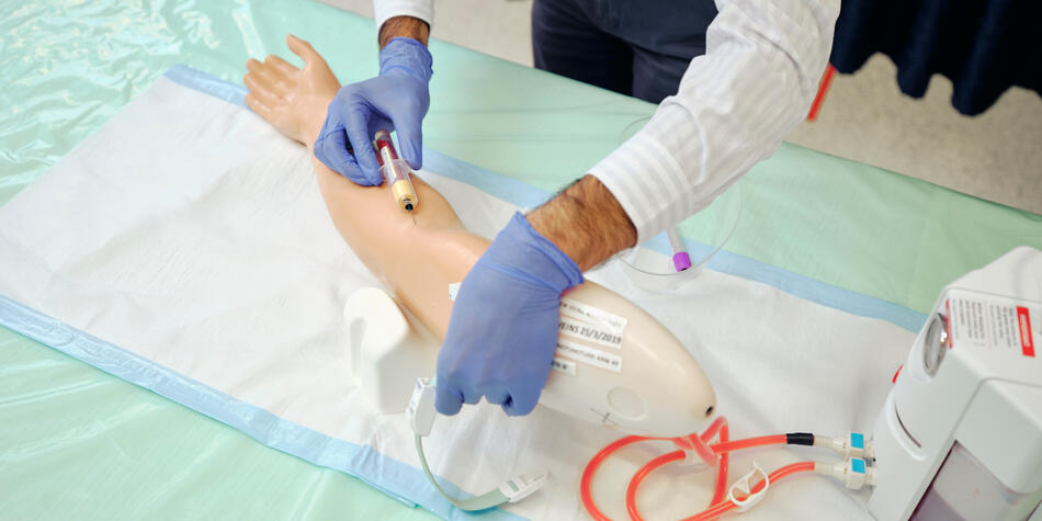 https://www.deakin.edu.au/__data/assets/image/0011/2767844/37652_950x475_testing-banner.jpg